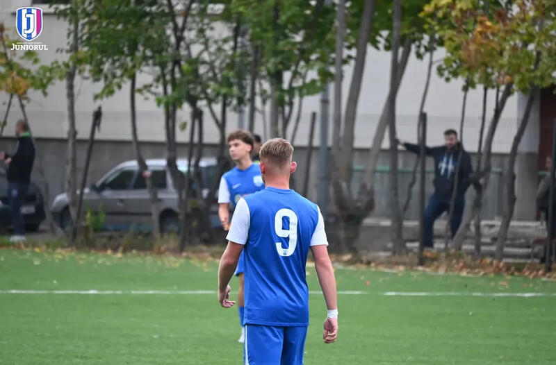 Duel pentru balon în timpul unui joc